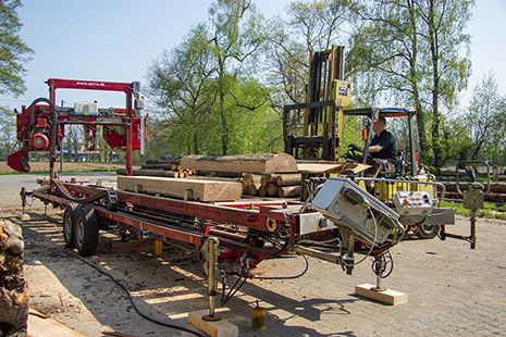 Holz Overberg: Mit einem Stapler werden die geschnittenen Teile transportiert.