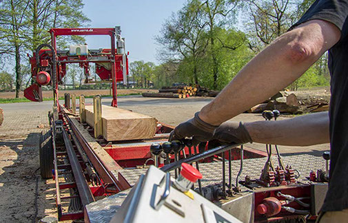 Holz Overberg: die Computersteuerugn der SERRA Bavaria SL 130i sorgt für absolut präzisen Schnitt