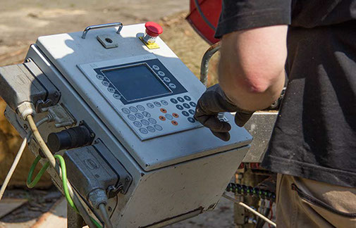 Holz Overberg: Frank Overberg bedient die COmputersteuerung der SERRA Bavaria SL 130i